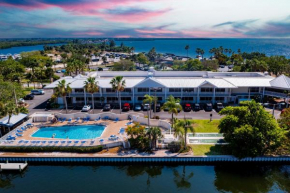 TAMPA BAY, BEACH step away, WIFI, FREE PARKING,POOLS, JACUZZI